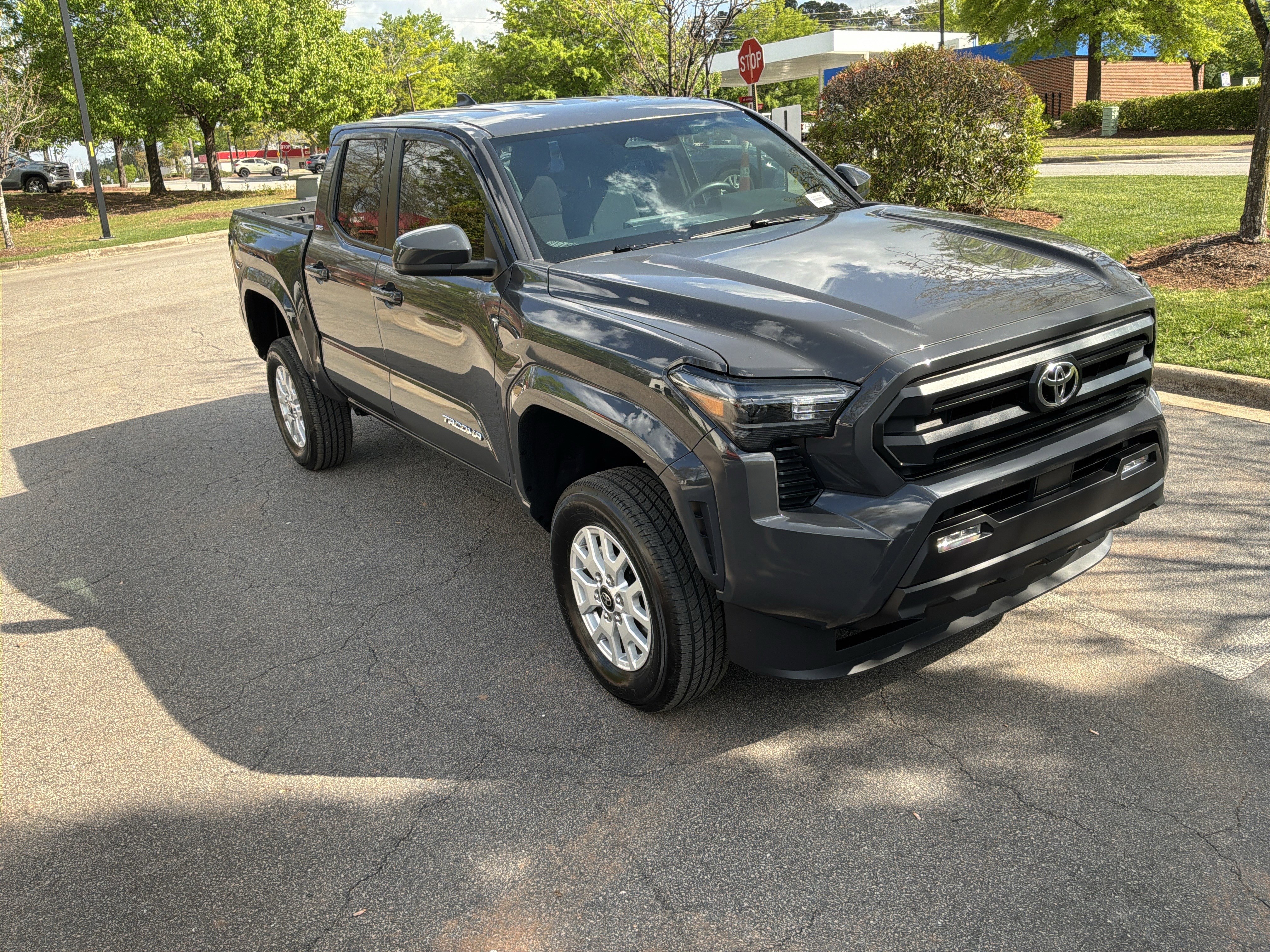 Used 2025 Toyota Tacoma SR5 AWD/4WD image 2