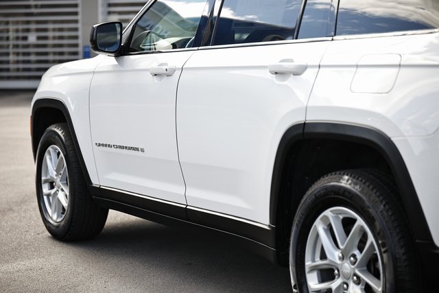 Used 2023 Jeep Grand Cherokee L Laredo image 8