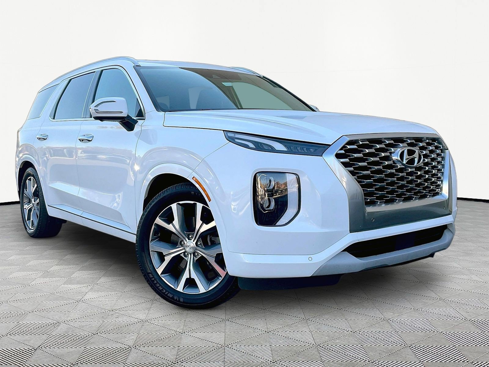 Used 2022 Hyundai Palisade Limited w/ Winter Package AWD/4WD image 3
