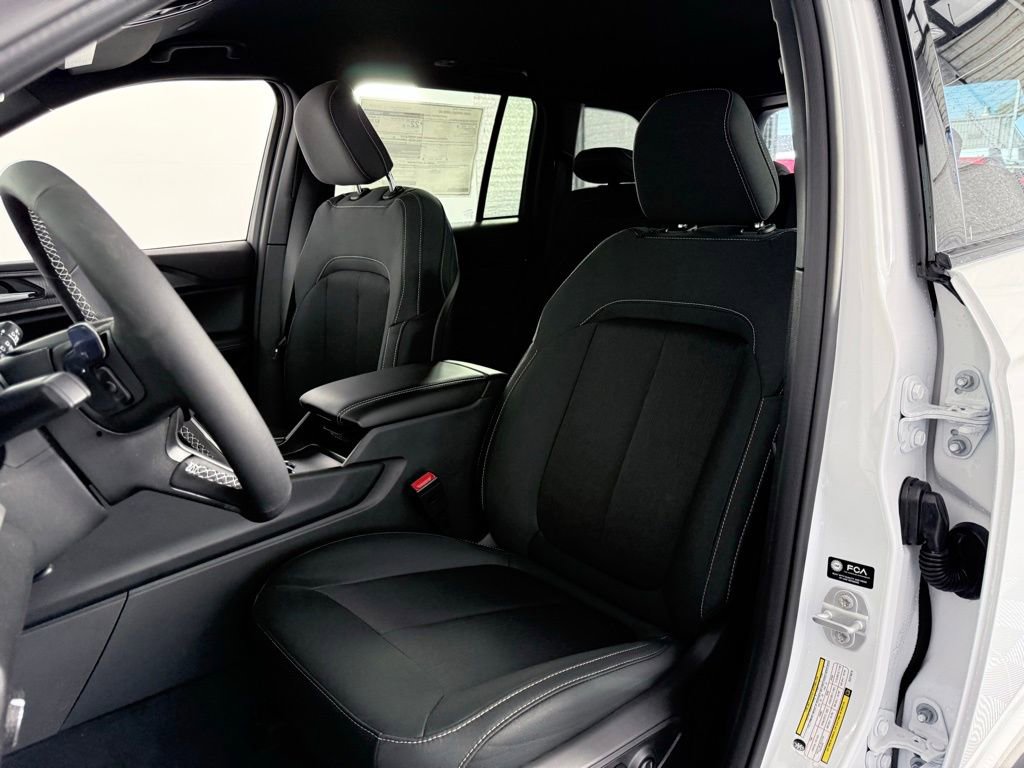 New 2025 Jeep Grand Cherokee Laredo image 10