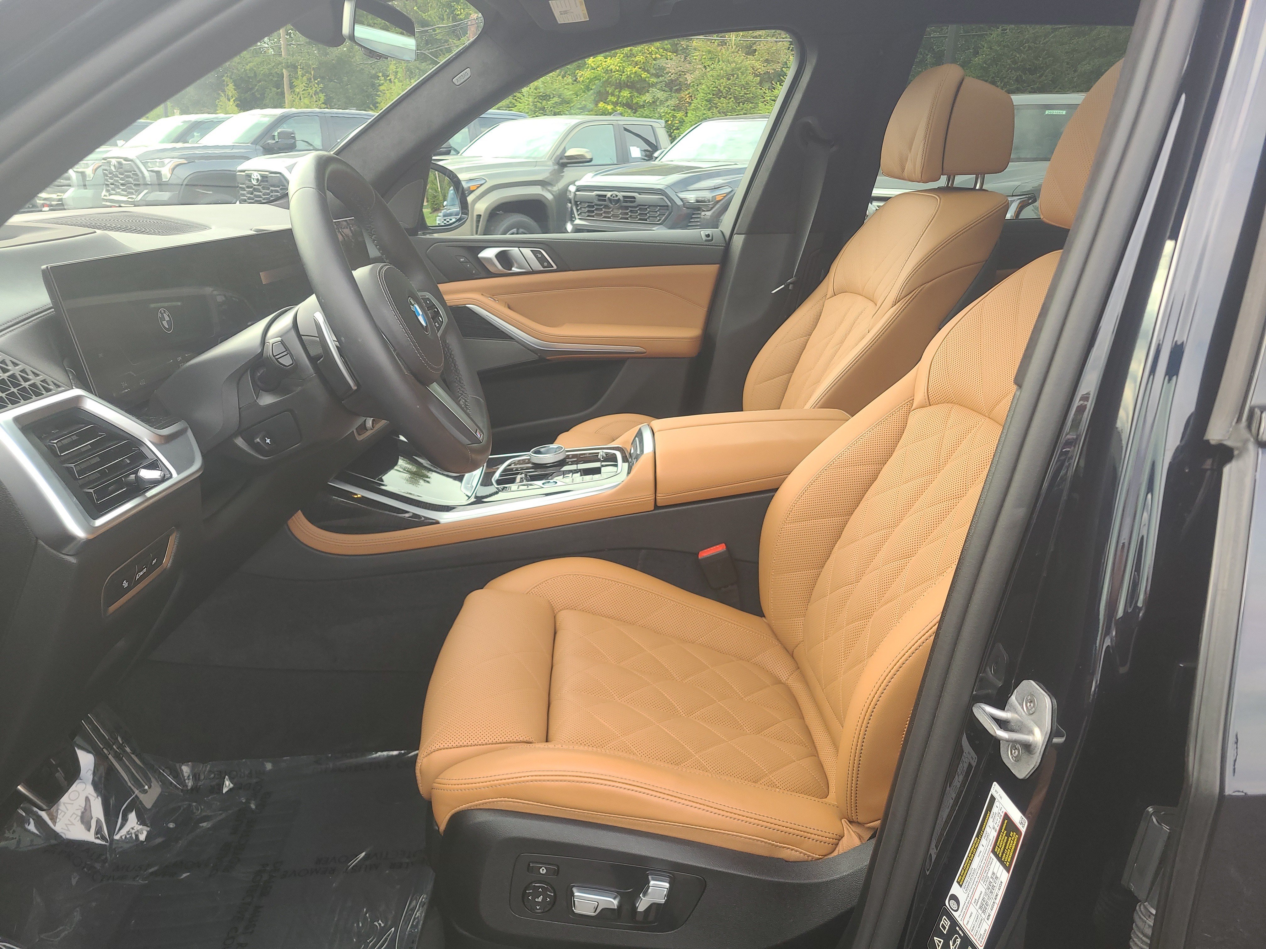 Used 2025 BMW X7 xDrive40i w/ M Sport Package AWD/4WD image 16