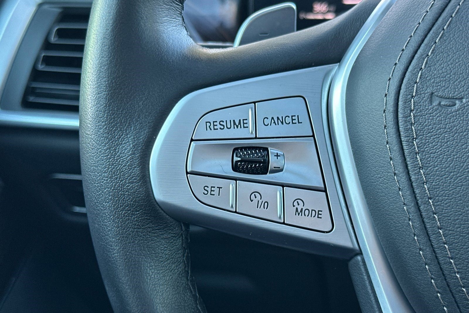 Used 2025 BMW X7 xDrive40i w/ Parking Assistance Package image 30