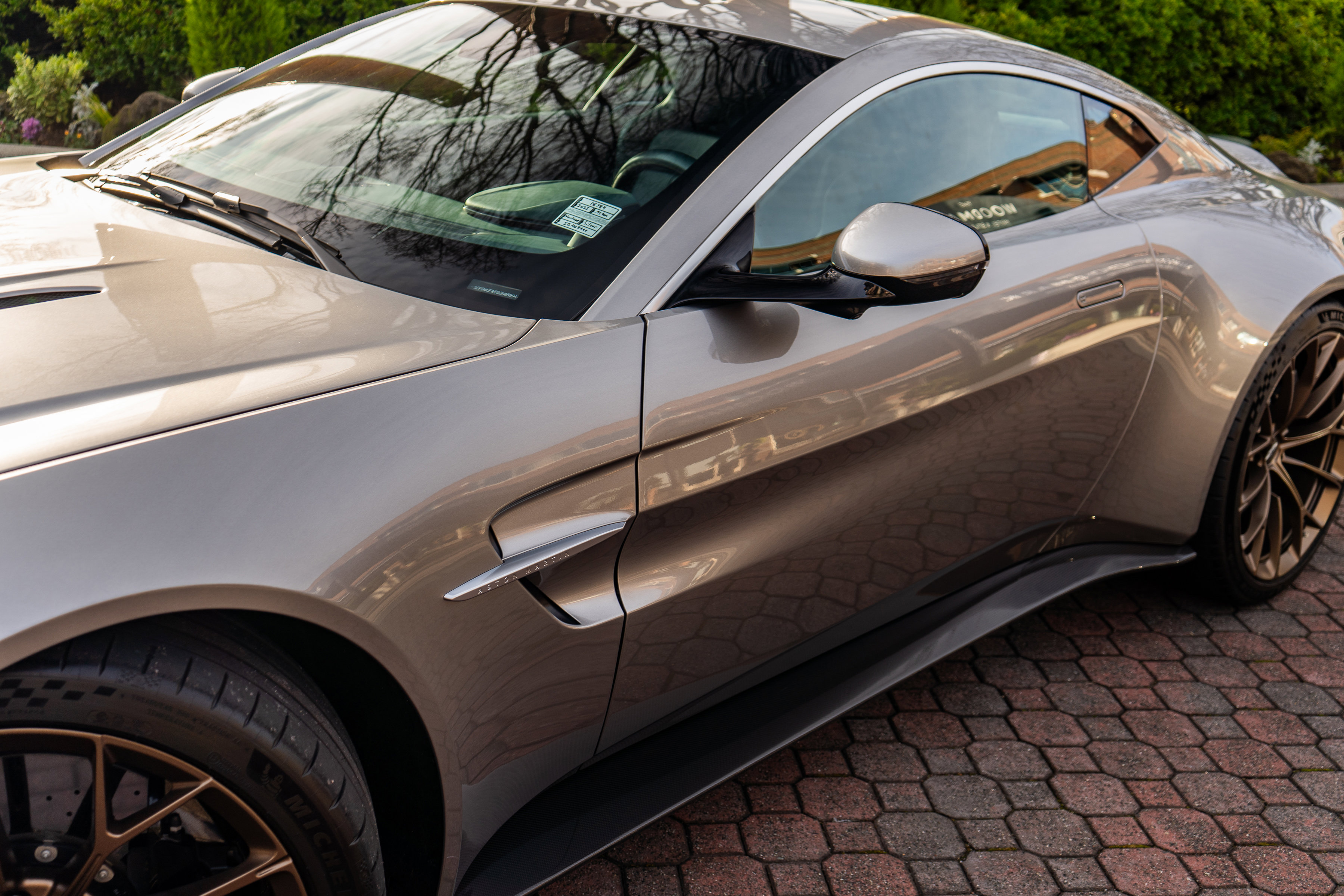 Used 2025 Aston Martin V8 Vantage Coupe image 33