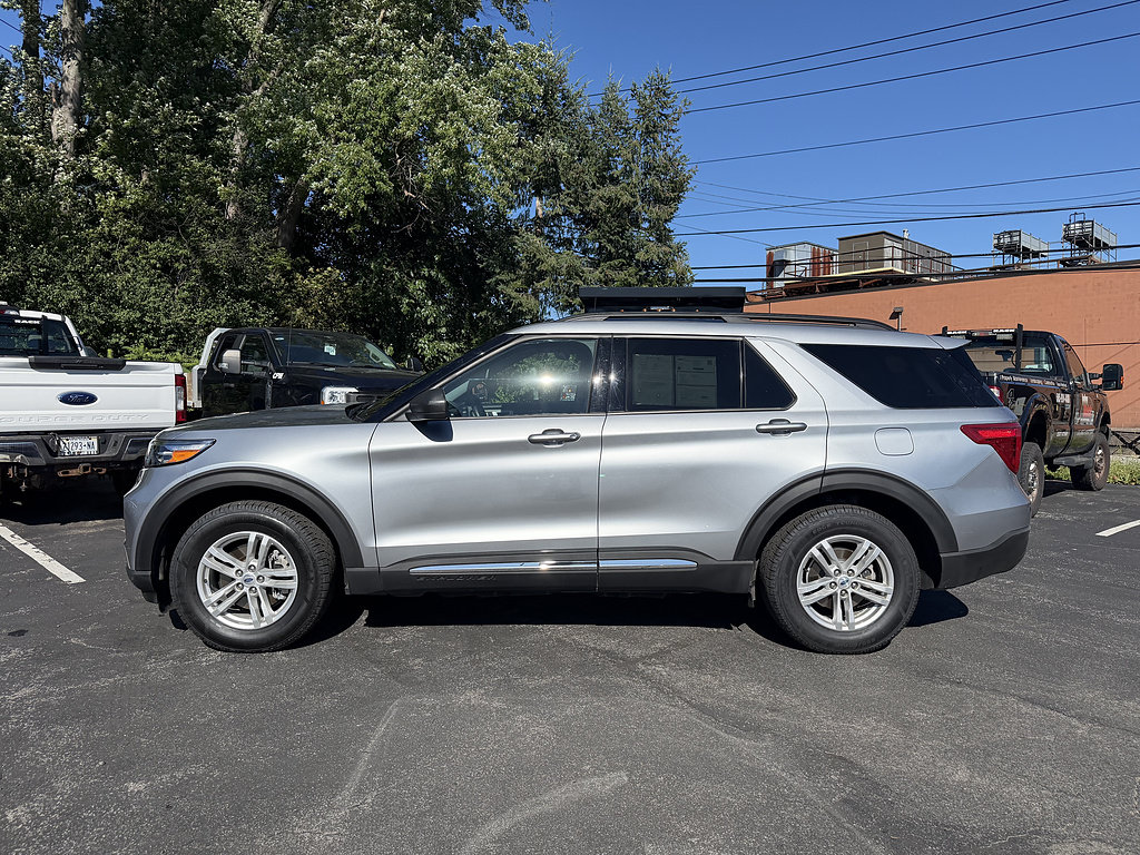 Certified 2023 Ford Explorer XLT w/ Equipment Group 202A AWD/4WD image 3