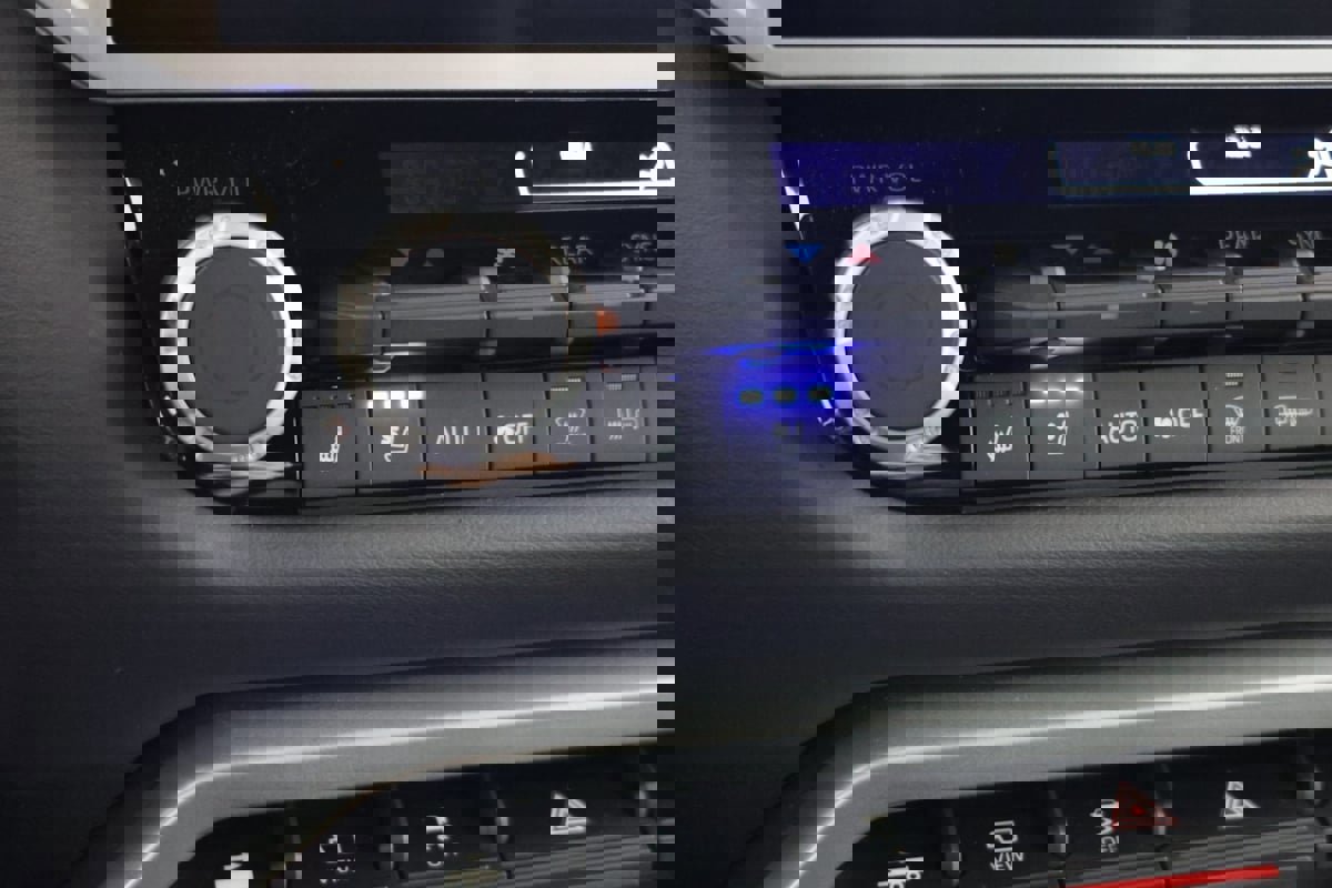 Used 2025 Toyota Sequoia Platinum image 9