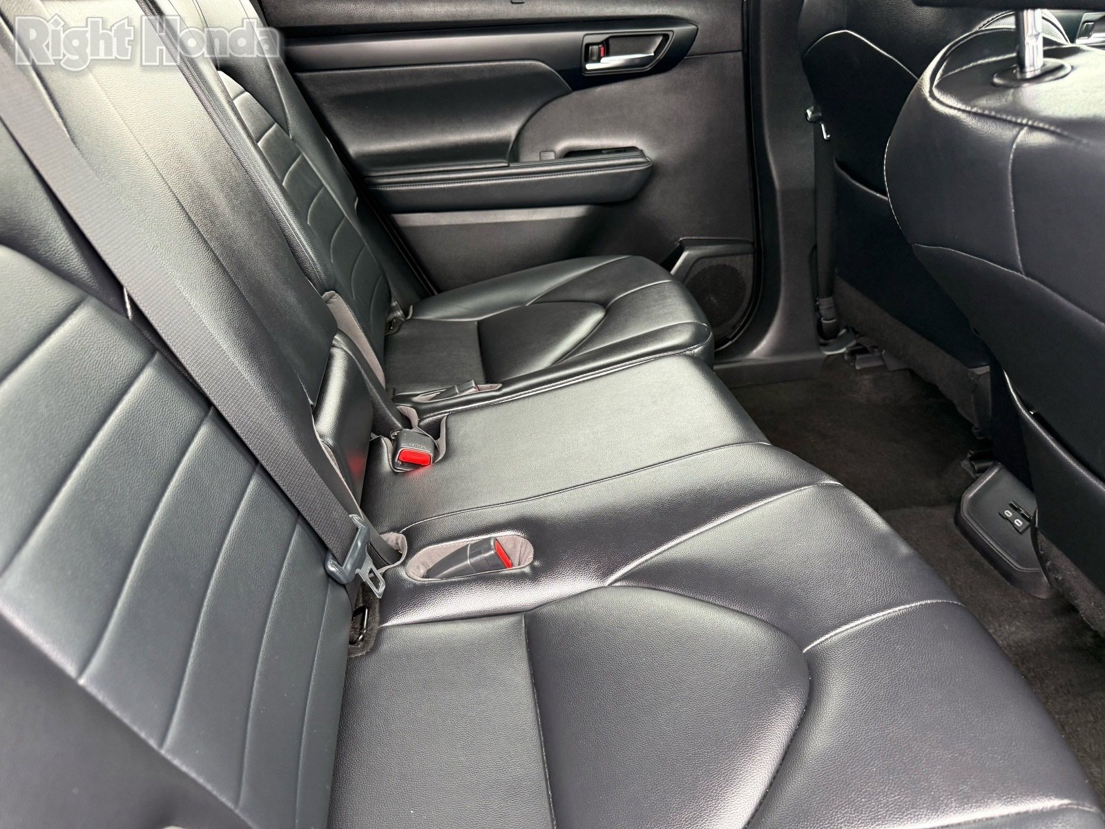 Used 2023 Toyota Highlander XLE image 28