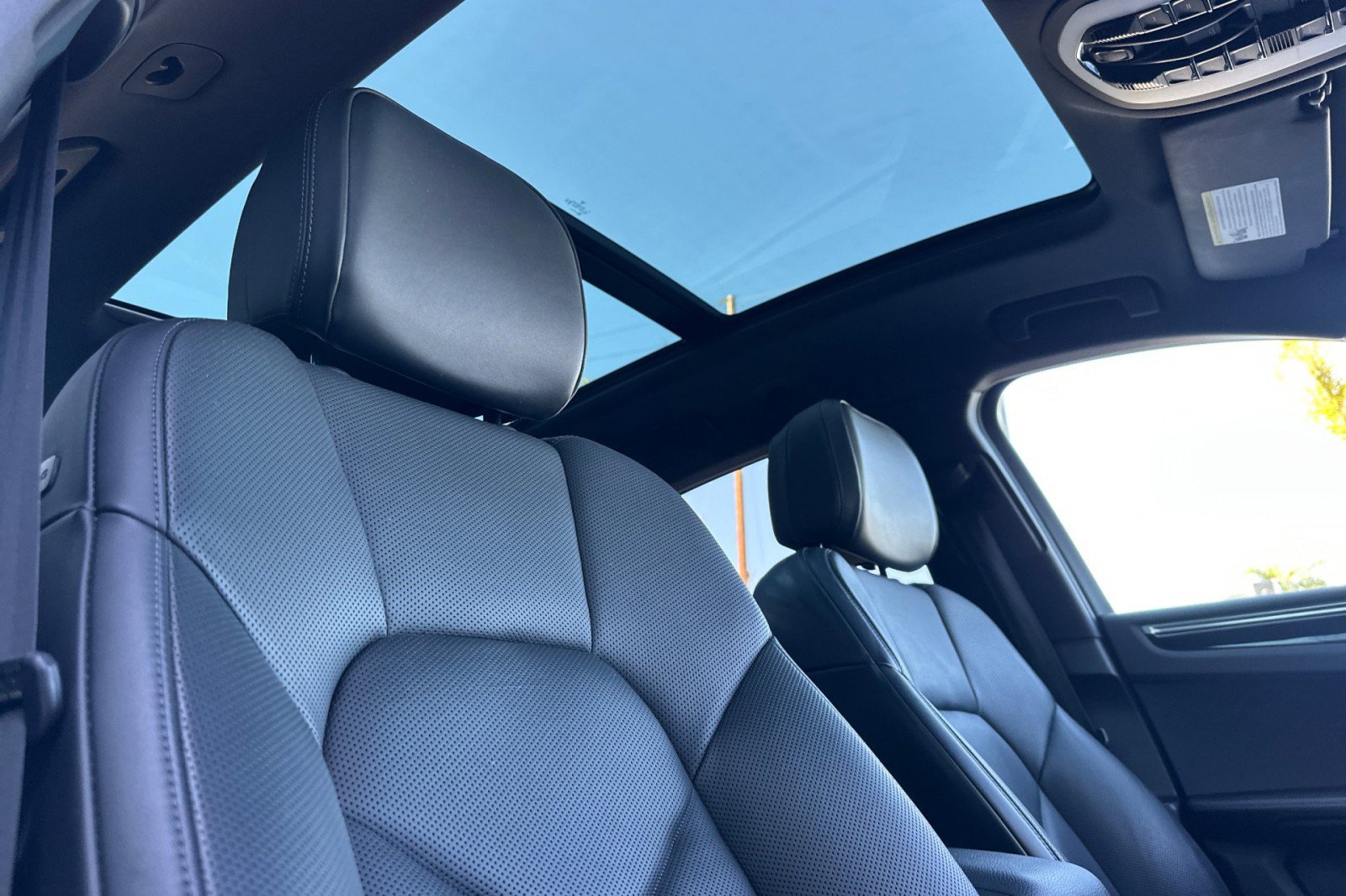 Certified 2023 Porsche Macan image 17