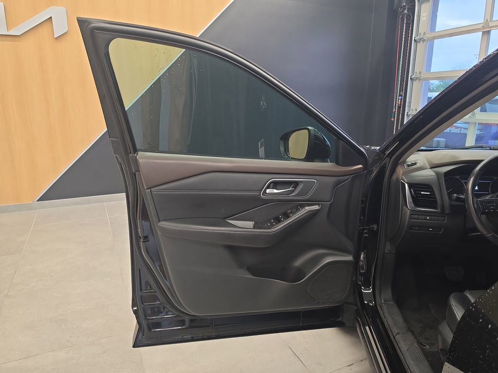 Used 2021 Nissan Rogue SV w/ Premium Package image 12