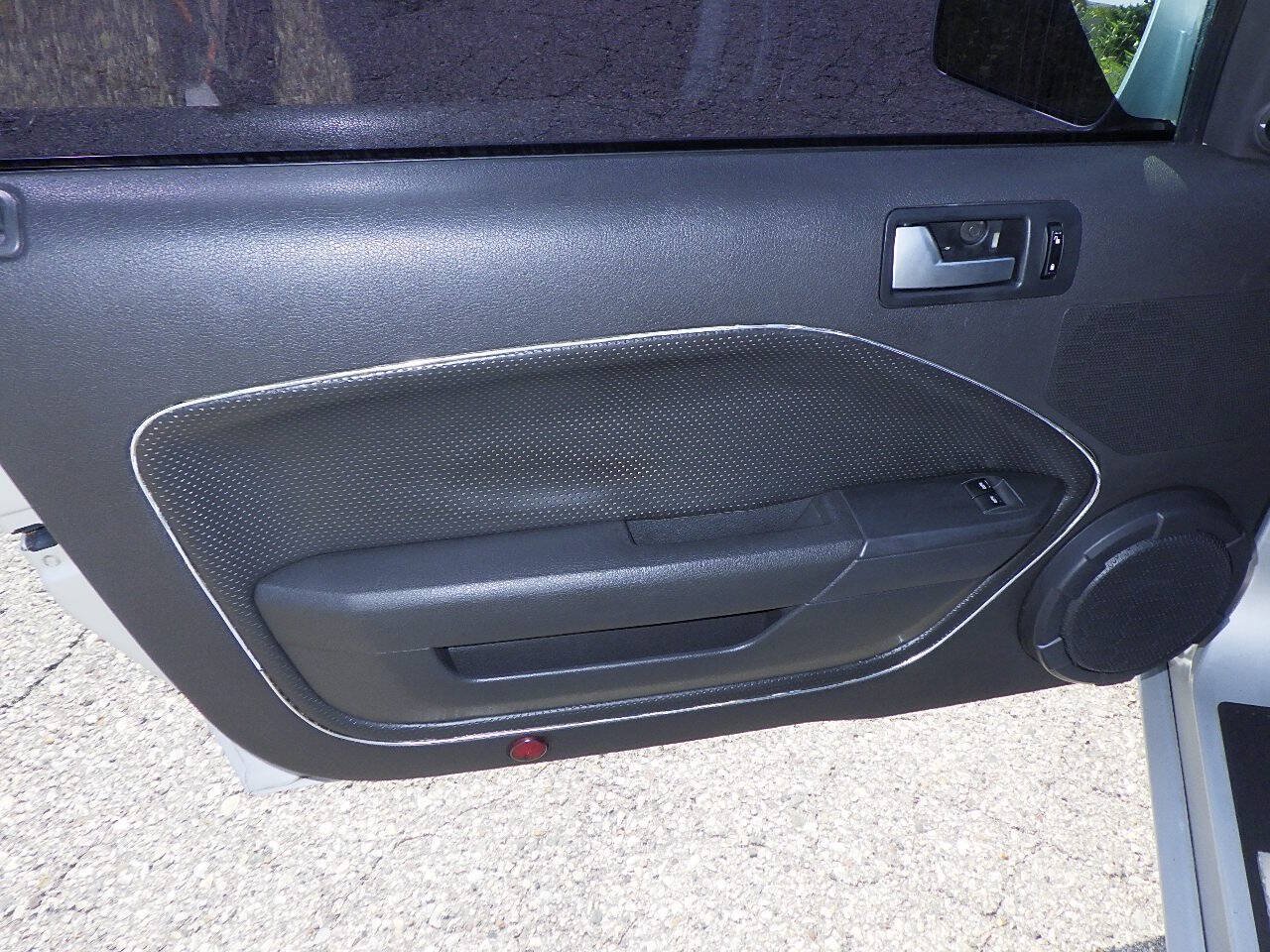 Used 2006 Ford Mustang GT RWD image 9