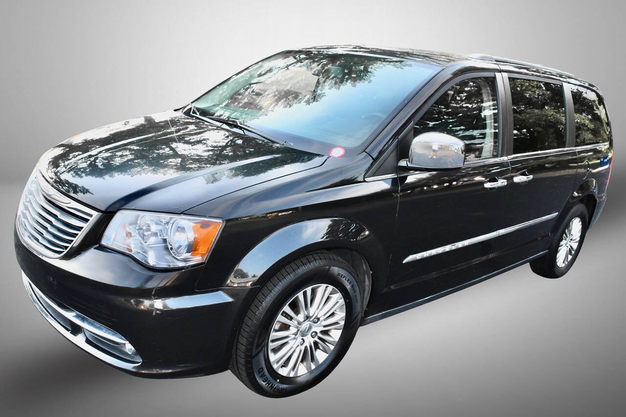 Used 2015 Chrysler Town & Country Touring-L w/ Driver Convenience Group FWD image 3
