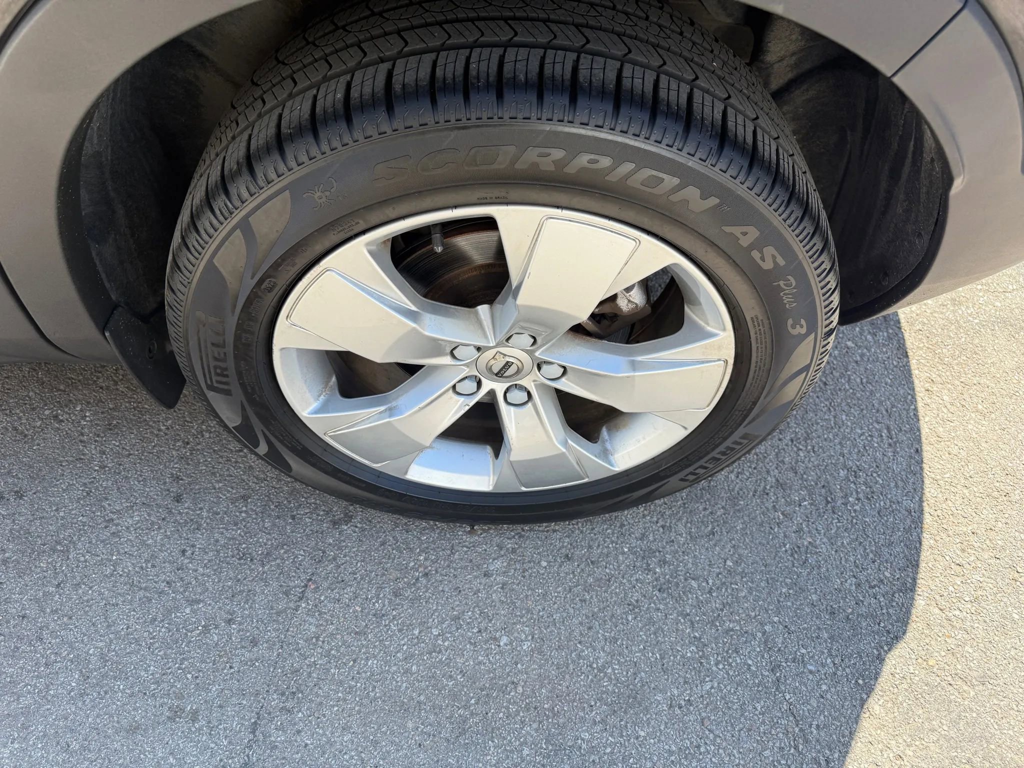 Used 2021 Volvo XC40 T4 Momentum image 5