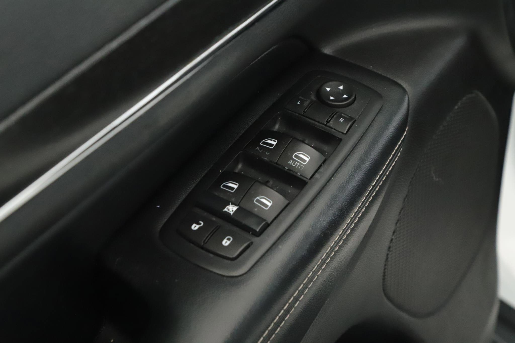 Used 2015 Jeep Grand Cherokee Limited AWD/4WD image 7