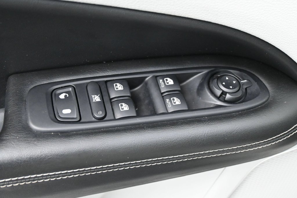 Used 2019 Jeep Compass Latitude w/ Popular Equipment Group FWD image 3