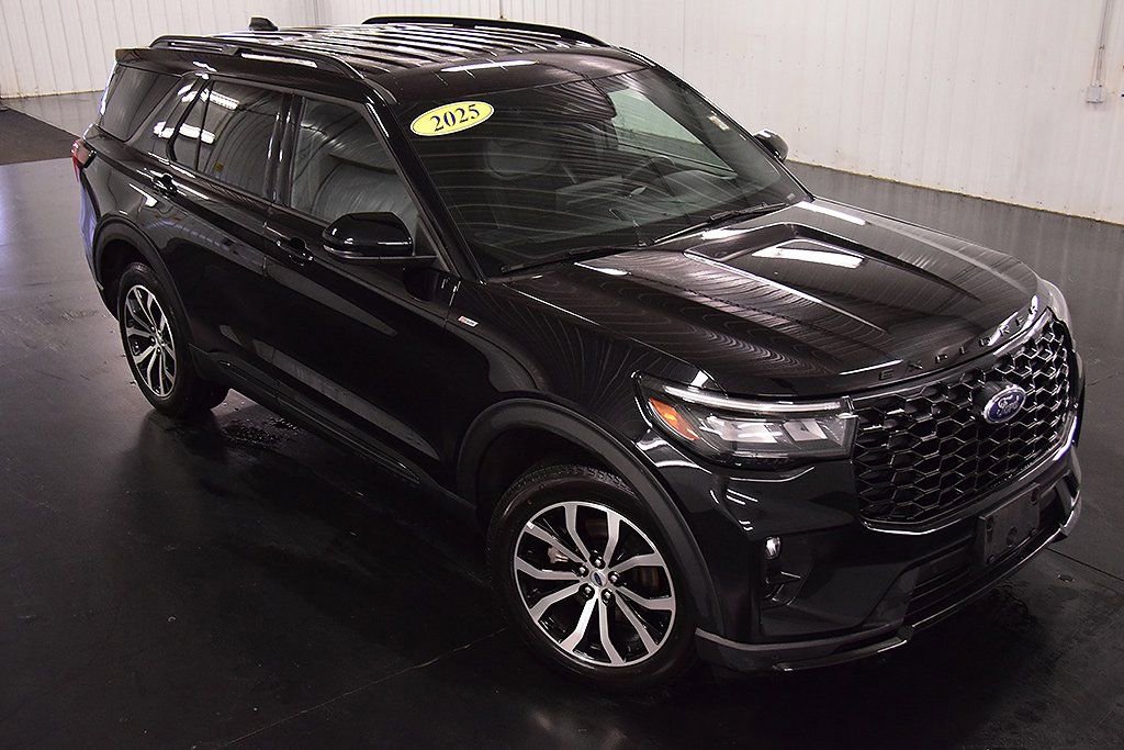 Used 2025 Ford Explorer ST-Line image 9