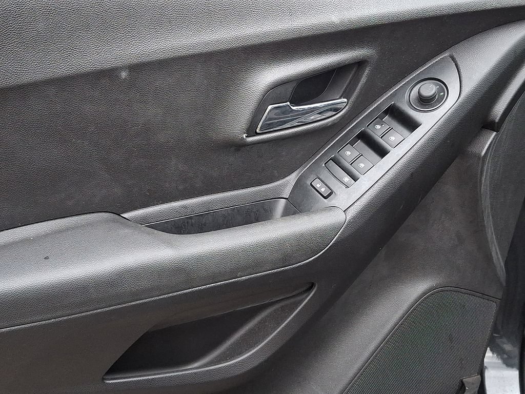Used 2017 Chevrolet Trax LT FWD image 12