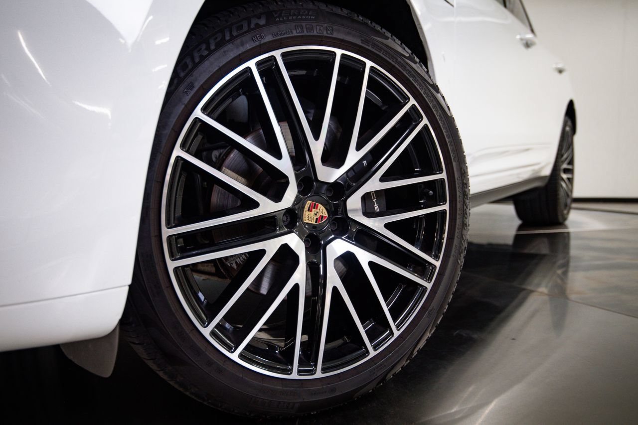 Certified 2023 Porsche Macan AWD/4WD image 12