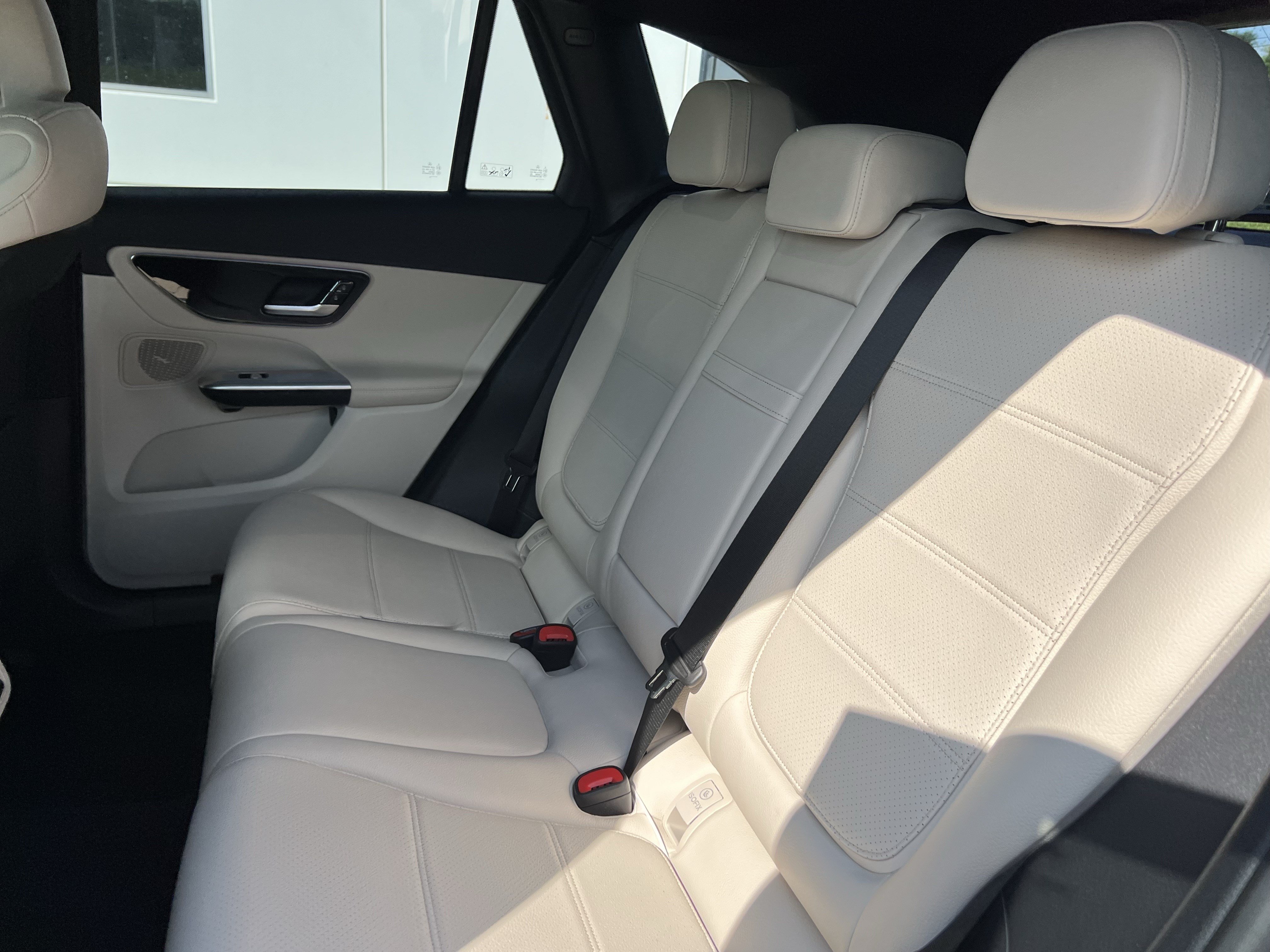 Used 2025 Mercedes-Benz GLC 350e 4MATIC image 34