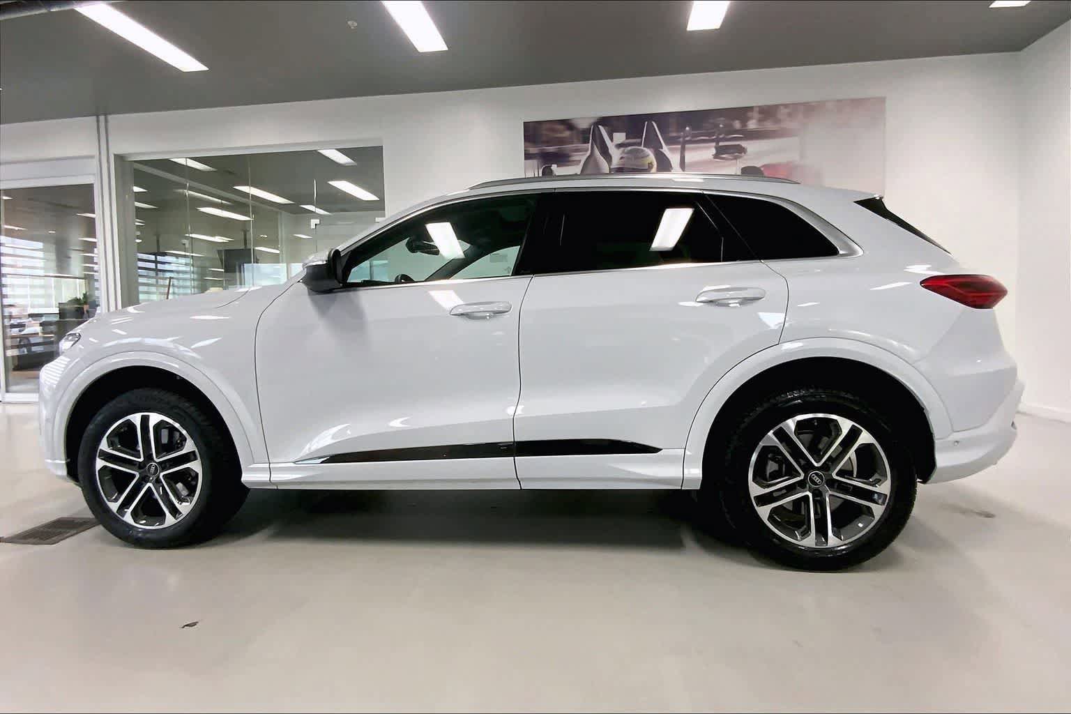 Certified 2025 Audi Q5 Premium w/ Premium Plus AWD/4WD image 3