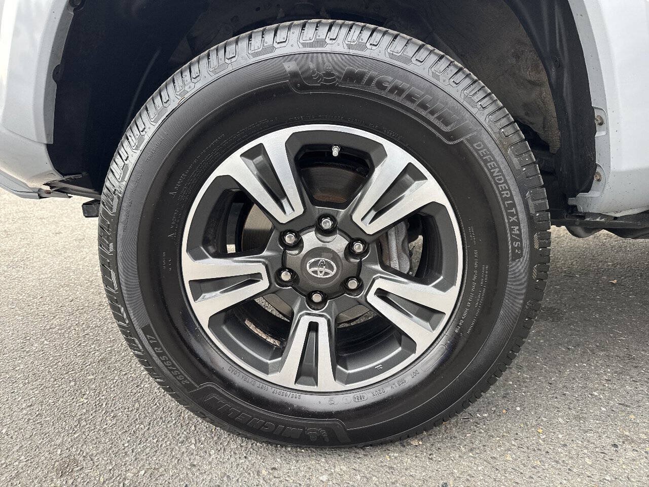 Used 2019 Toyota Tacoma TRD Sport AWD/4WD image 2