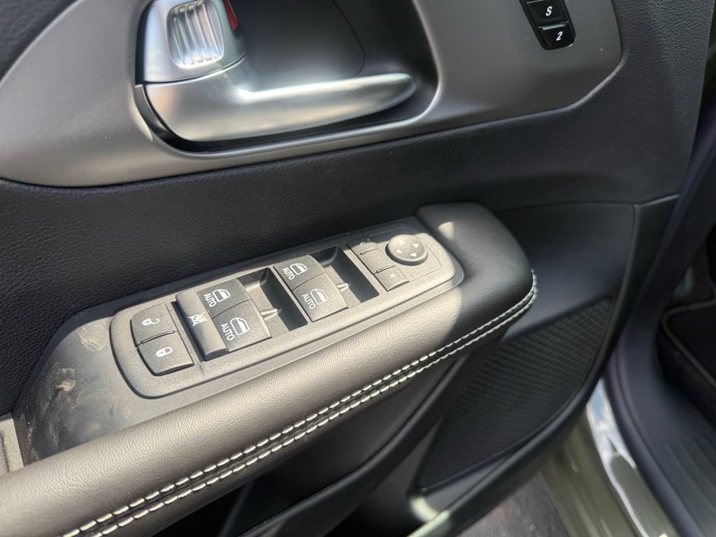 New 2027 Chrysler Pacifica Select FWD image 12