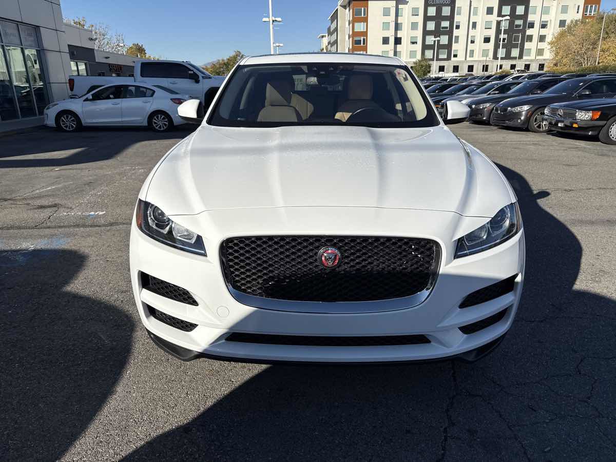 Used 2018 Jaguar F-PACE Premium image 3