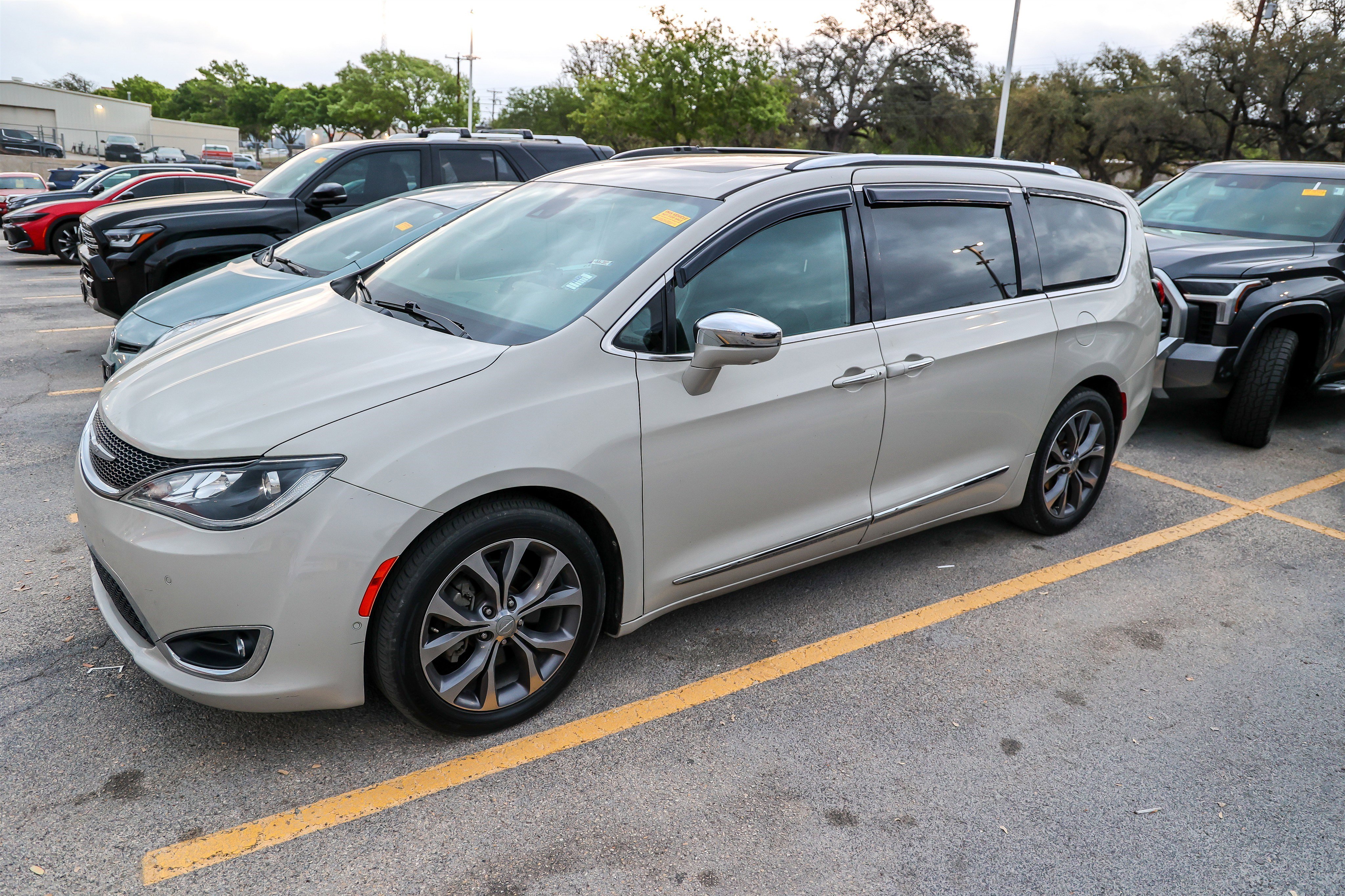 Used 2017 Chrysler Pacifica Limited image 3