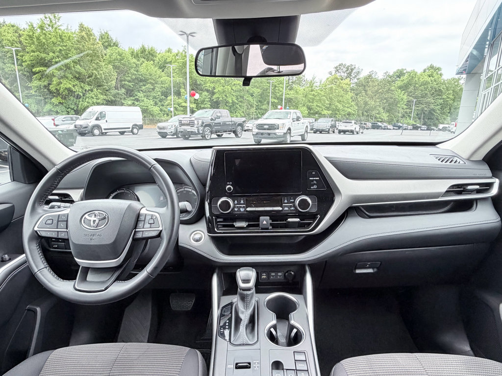 Used 2025 Toyota Highlander LE FWD image 11