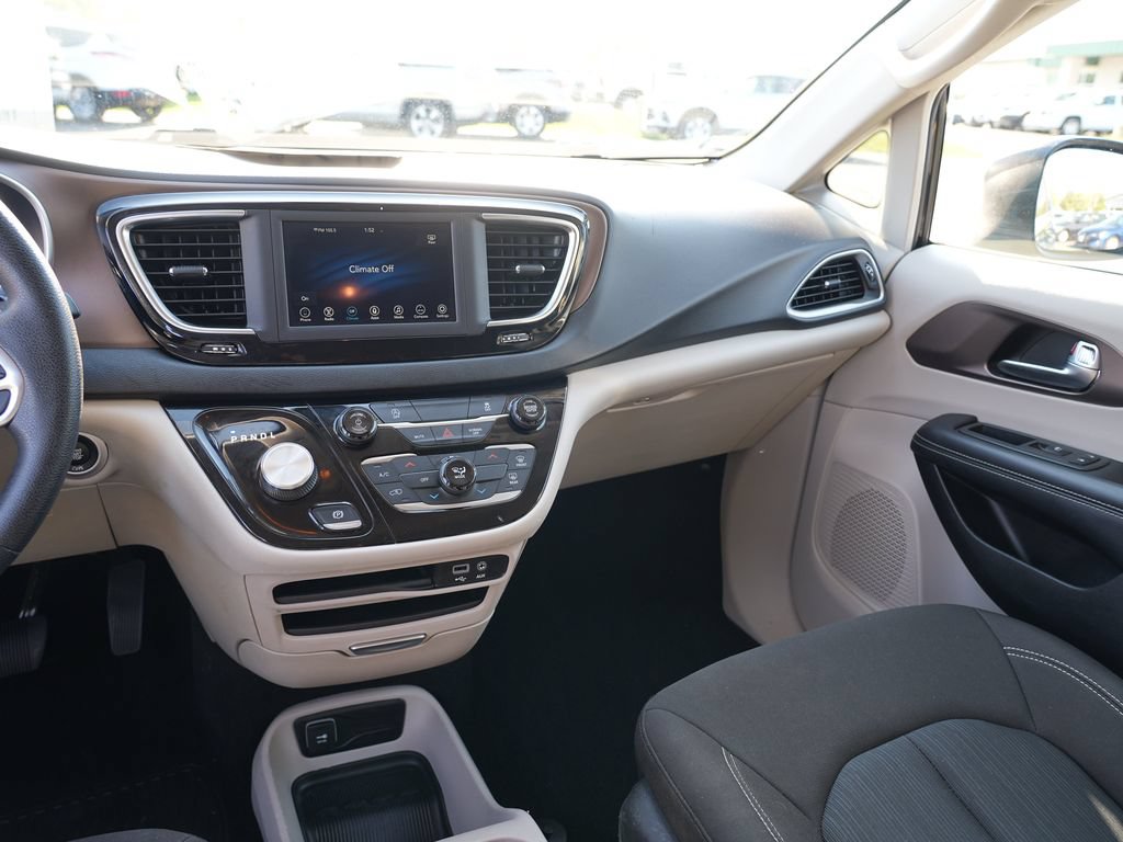 Used 2020 Chrysler Voyager L FWD image 19