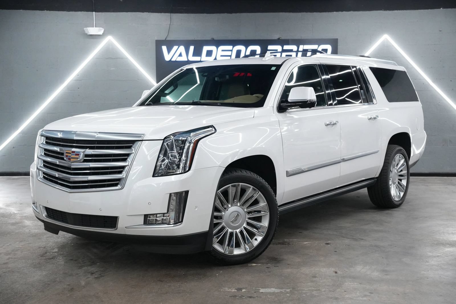 Used 2020 Cadillac Escalade ESV Platinum RWD image 1