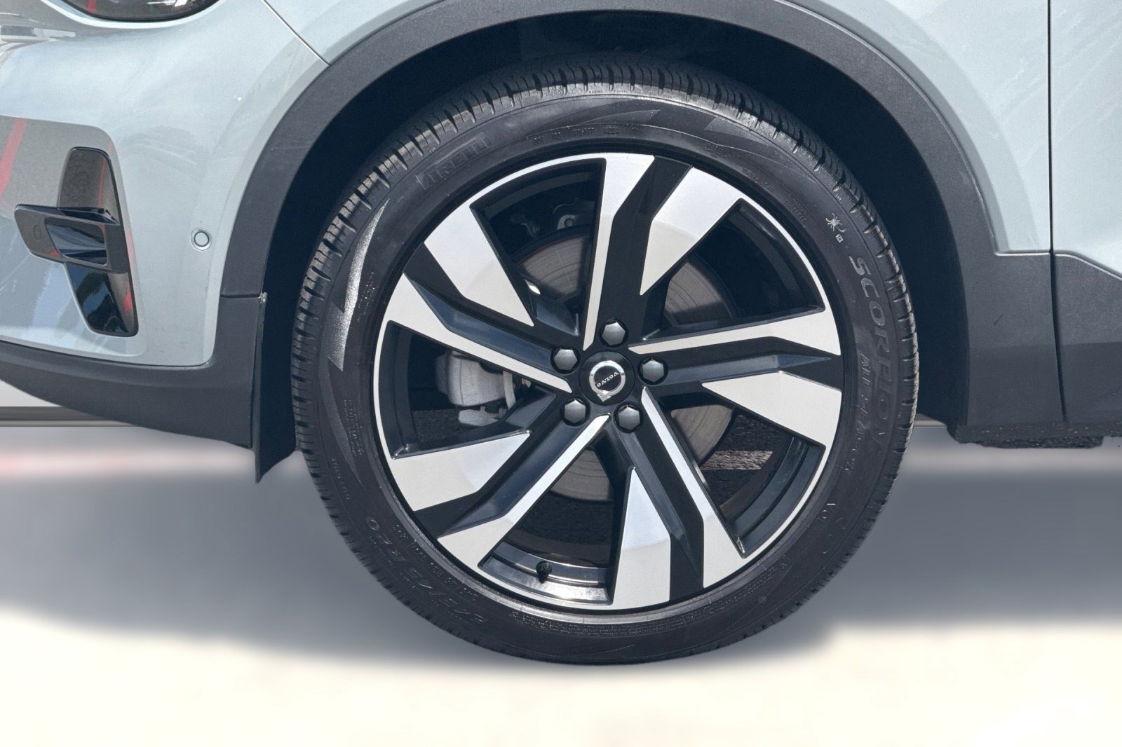 Used 2025 Volvo XC40 B5 Ultra w/ Climate Package image 12