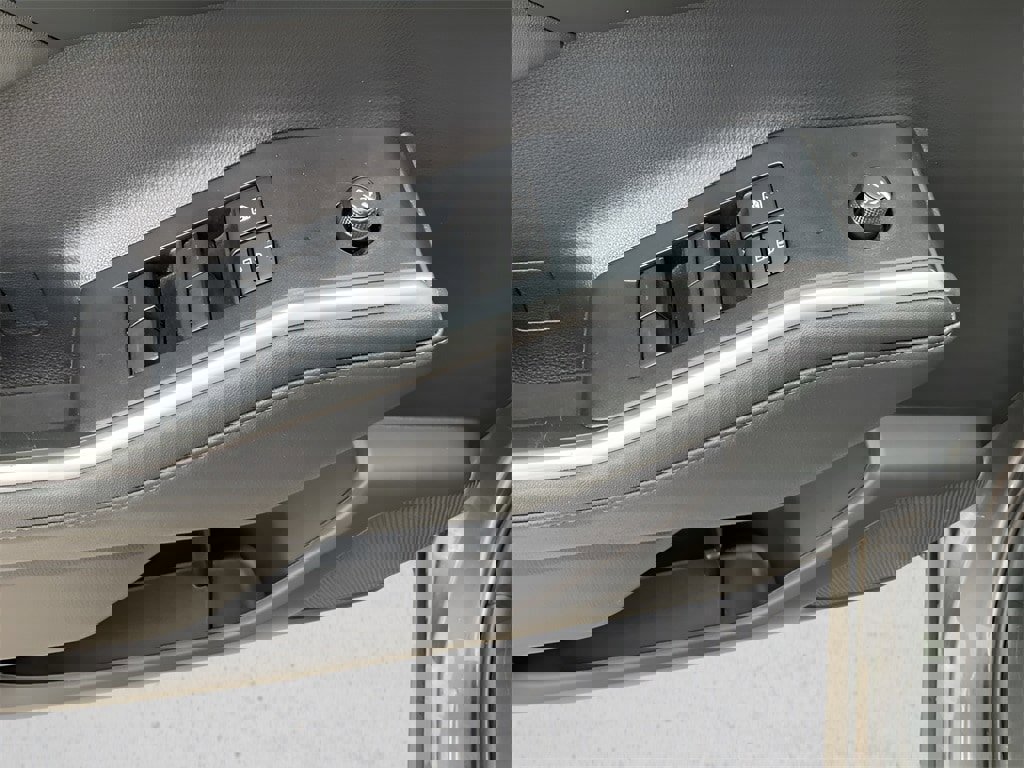 Used 2024 Toyota Highlander XLE image 4