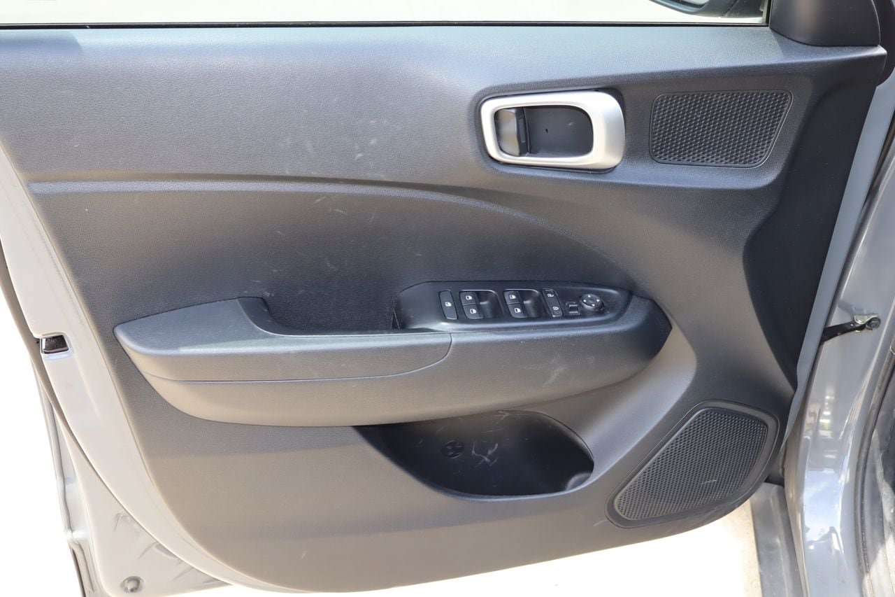 Used 2023 Hyundai Venue SE w/ Cargo Package FWD image 18