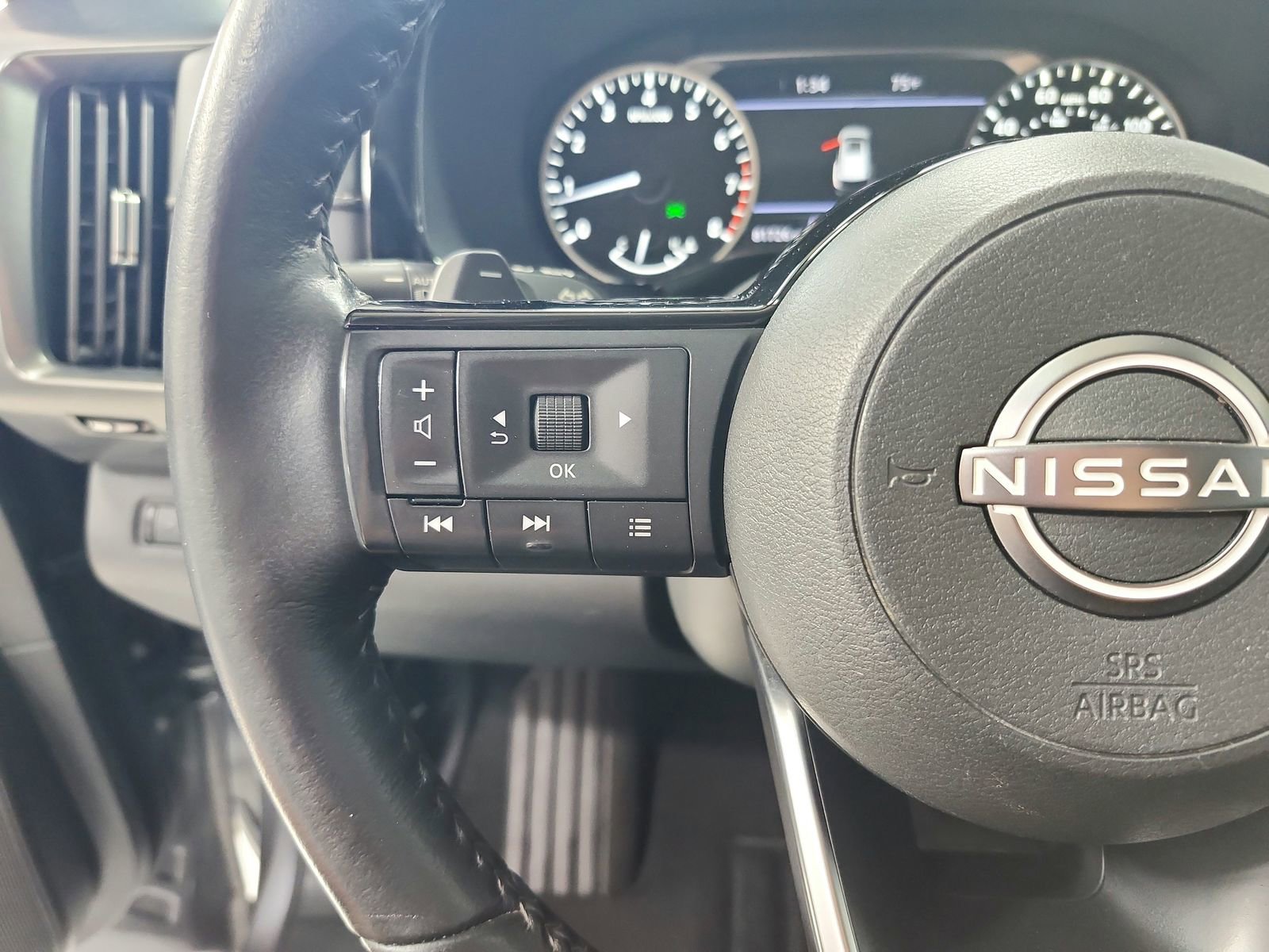 Used 2022 Nissan Pathfinder SL w/ Lighting Package (N92) image 23