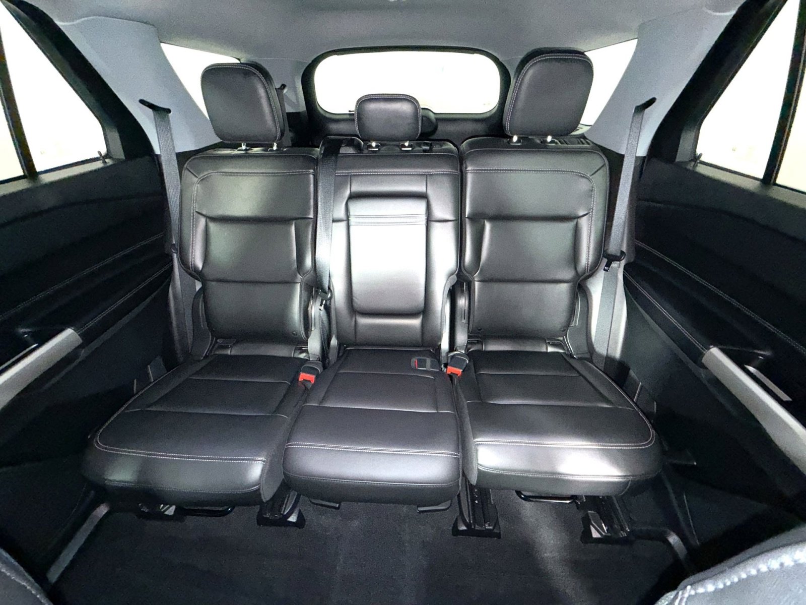 Used 2021 Ford Explorer XLT w/ Equipment Group 202A AWD/4WD image 23