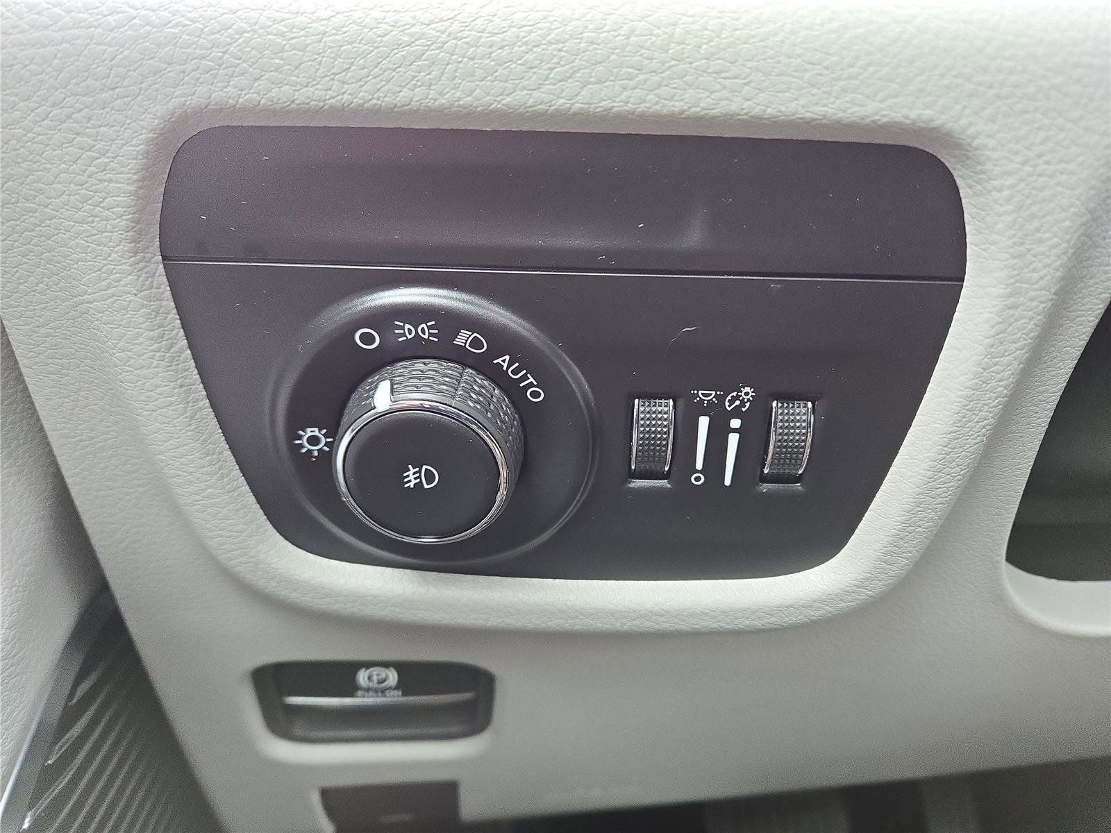 Used 2022 Jeep Grand Cherokee Overland w/ Luxury Tech Group IV image 17