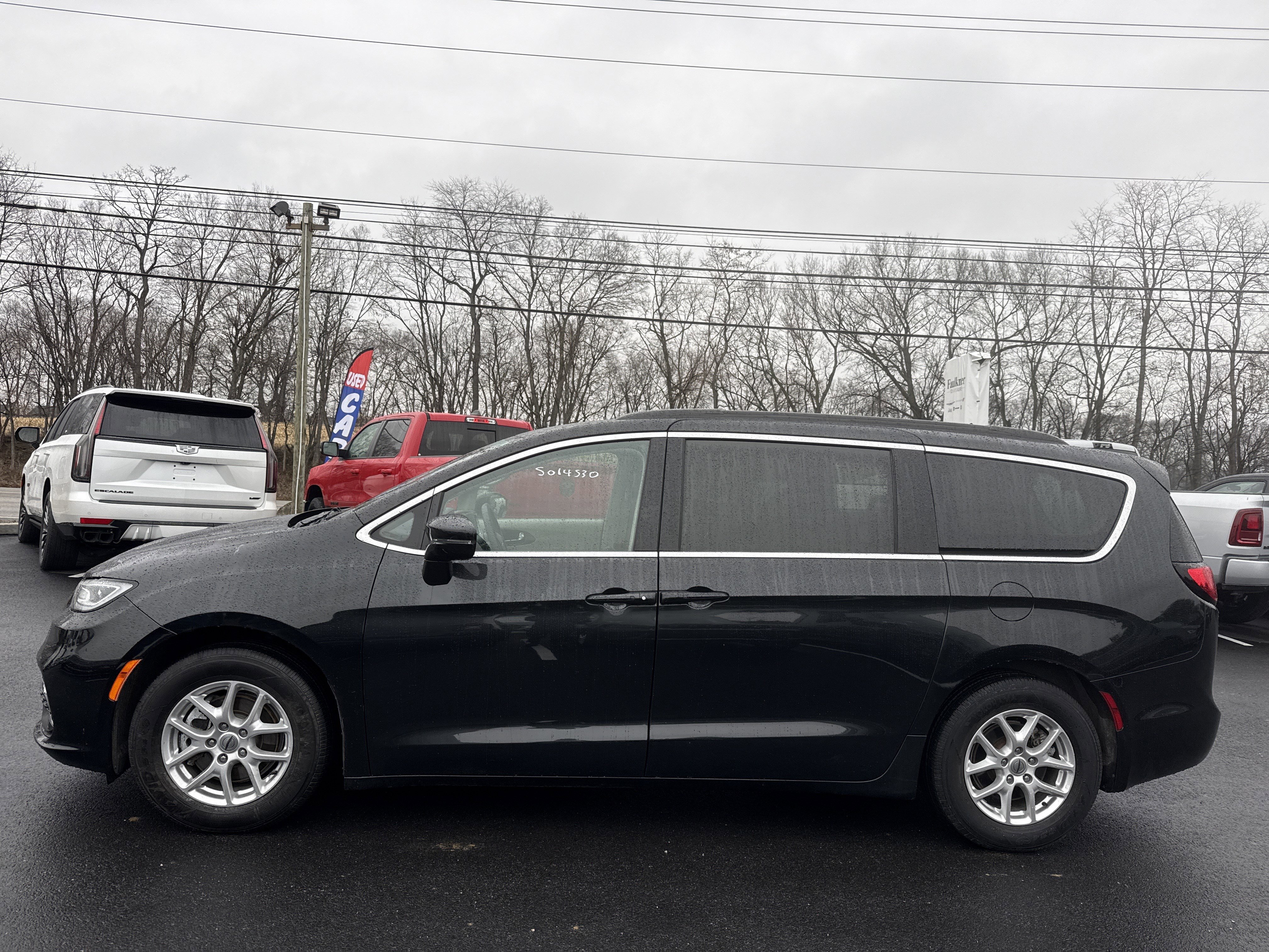 Used 2022 Chrysler Pacifica Touring-L image 5