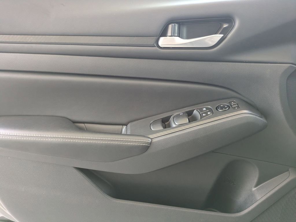 Used 2025 Nissan Altima 2.5 SV image 11