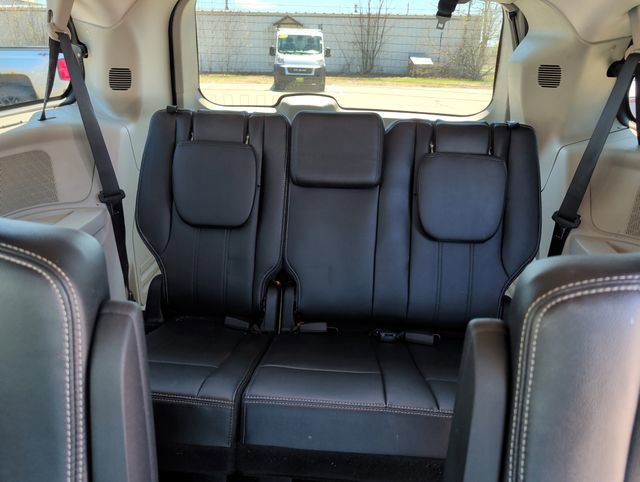 Used 2016 Chrysler Town & Country Touring-L FWD image 32