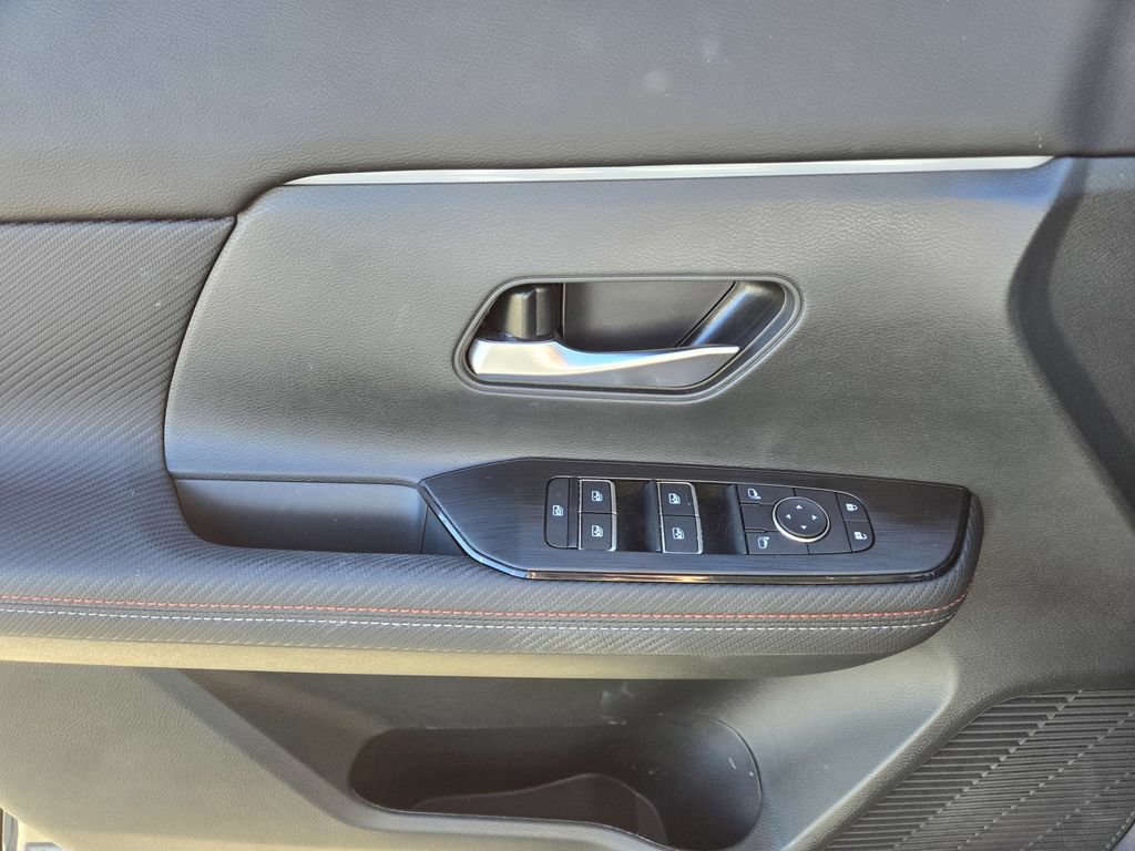 Certified 2025 Nissan Kicks SR FWD image 14