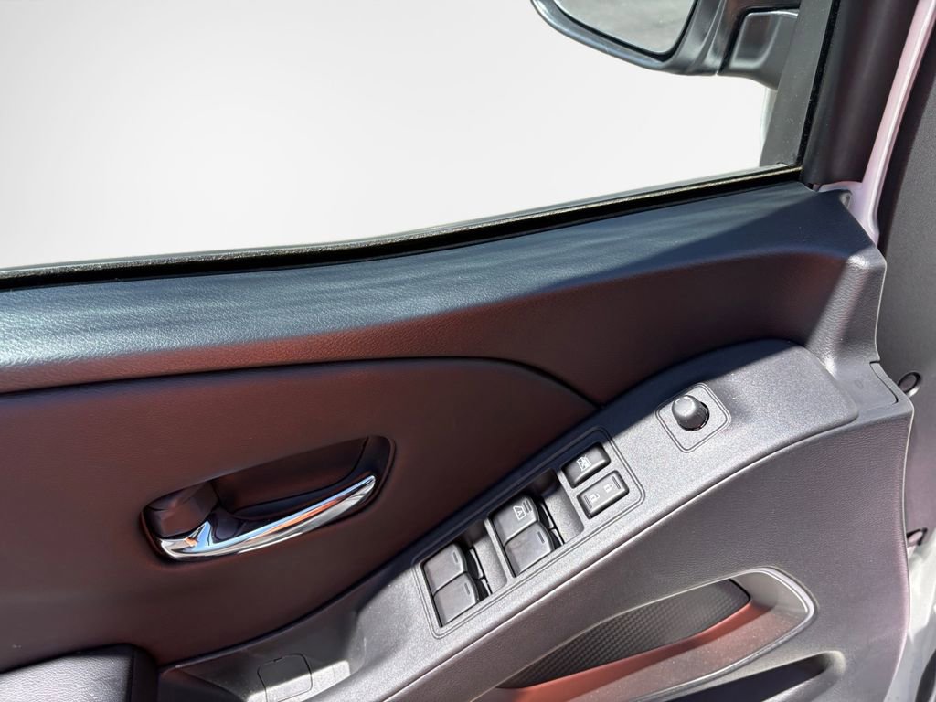 Used 2025 Nissan Frontier SV image 14