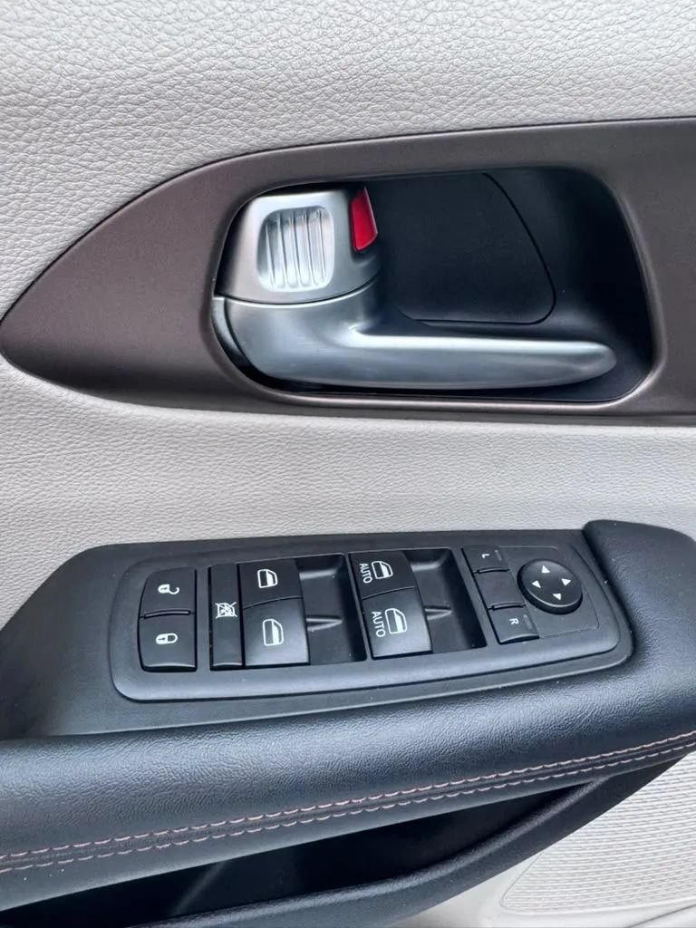 Used 2018 Chrysler Pacifica Touring-L FWD image 19