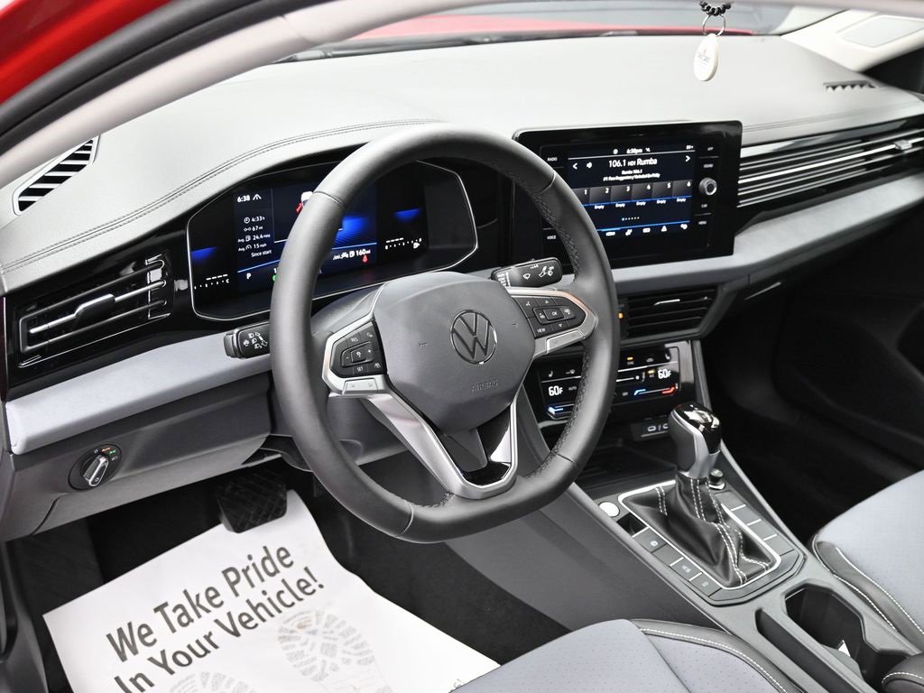 Used 2025 Volkswagen Jetta SE w/ Black Wheel Package image 15