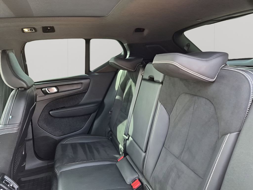 Used 2022 Volvo XC40 T5 R-Design w/ Advanced Package AWD/4WD image 19