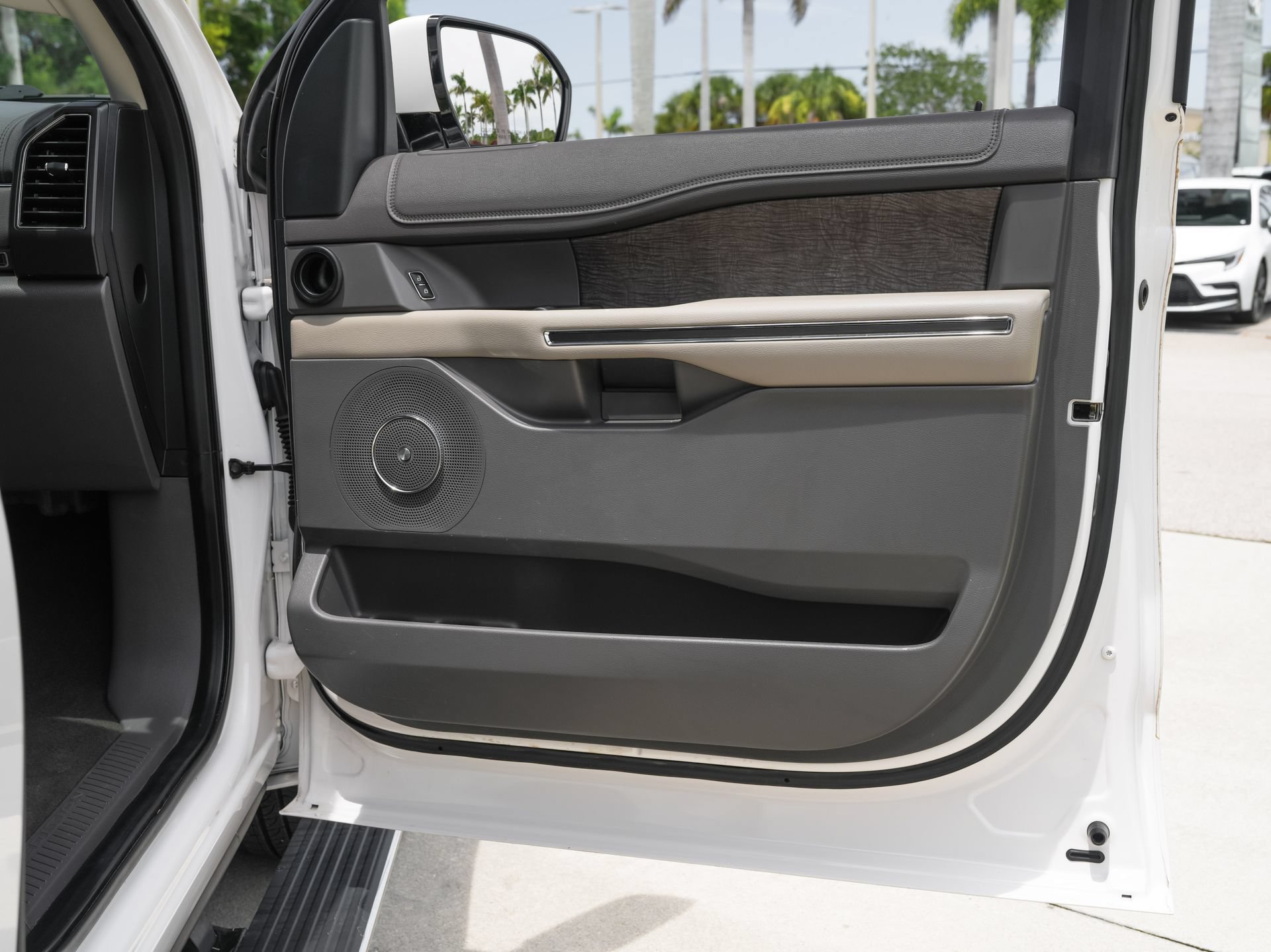 Used 2019 Ford Expedition Limited w/ Equipment Group 301A RWD image 38