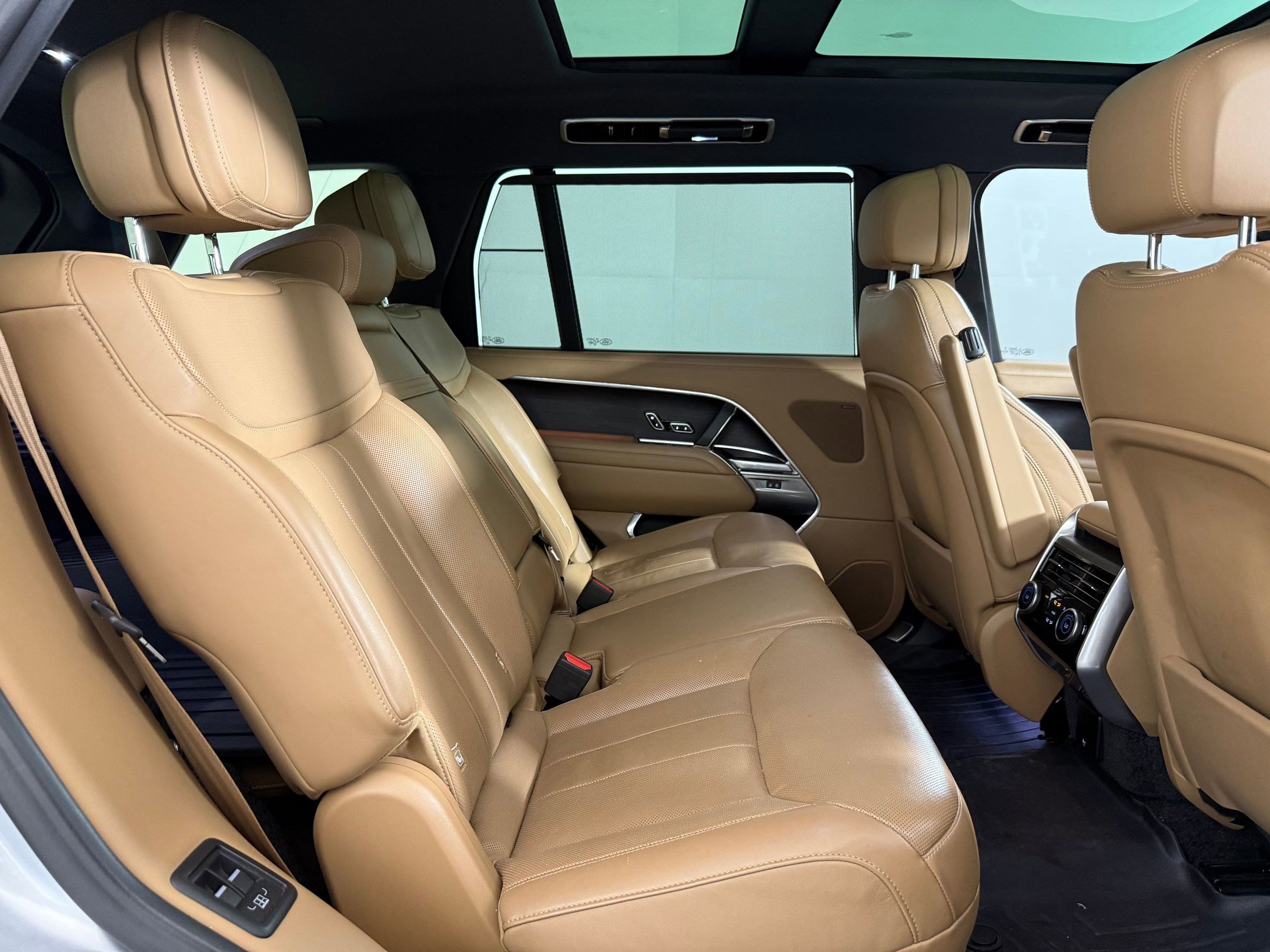 Used 2023 Land Rover Range Rover Long Wheelbase SE image 26