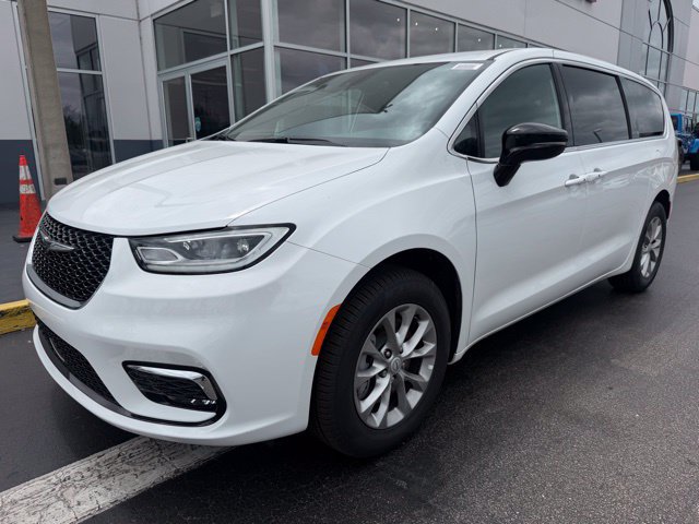 New 2026 Chrysler Pacifica Select AWD/4WD image 4
