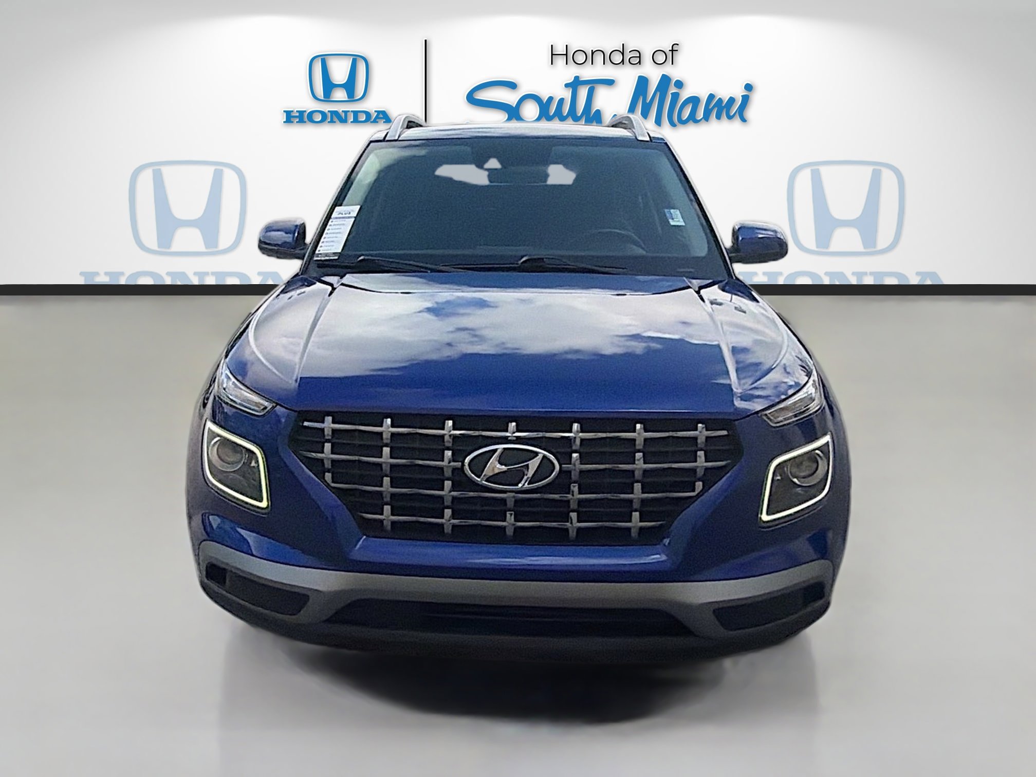 Used 2022 Hyundai Venue Limited FWD image 2