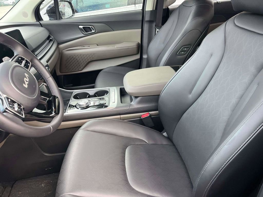 Certified 2025 Kia Carnival EX image 5