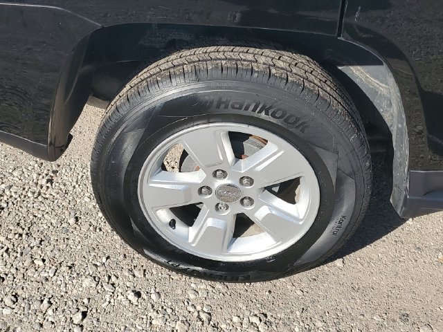 Used 2017 Jeep Compass Latitude FWD image 5