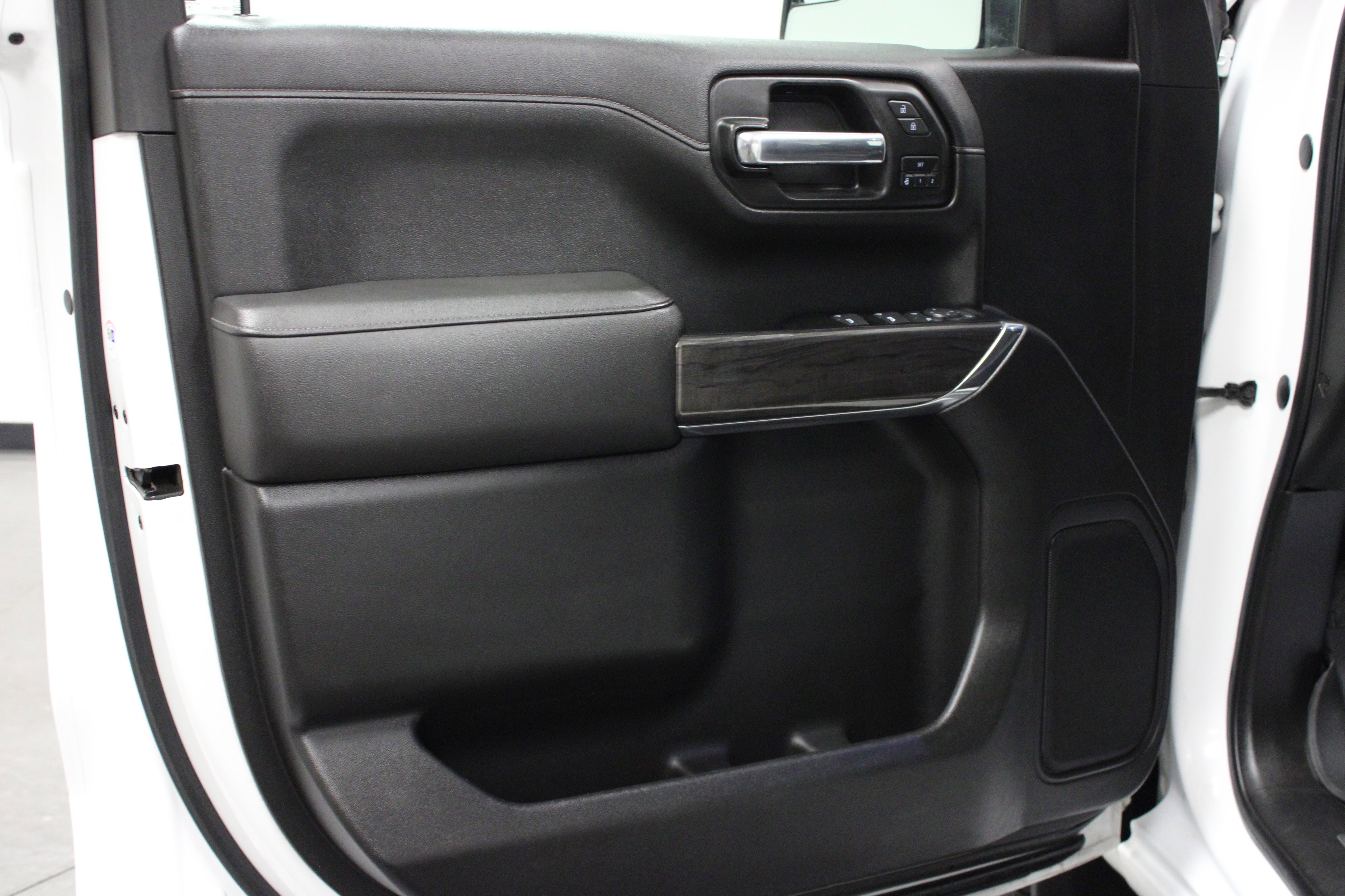 Used 2020 Chevrolet Silverado 1500 LTZ w/ LTZ Convenience Package image 11